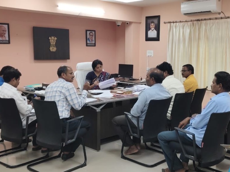 తహసీల్దార్లు ప్రధాన కేంద్రాల్లో ఉండాలి: సబ్ కలెక్టర్