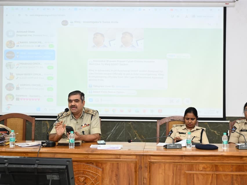 విశాఖ పోలీస్ స్టేషన్ల రివ్యూ మీటింగ్