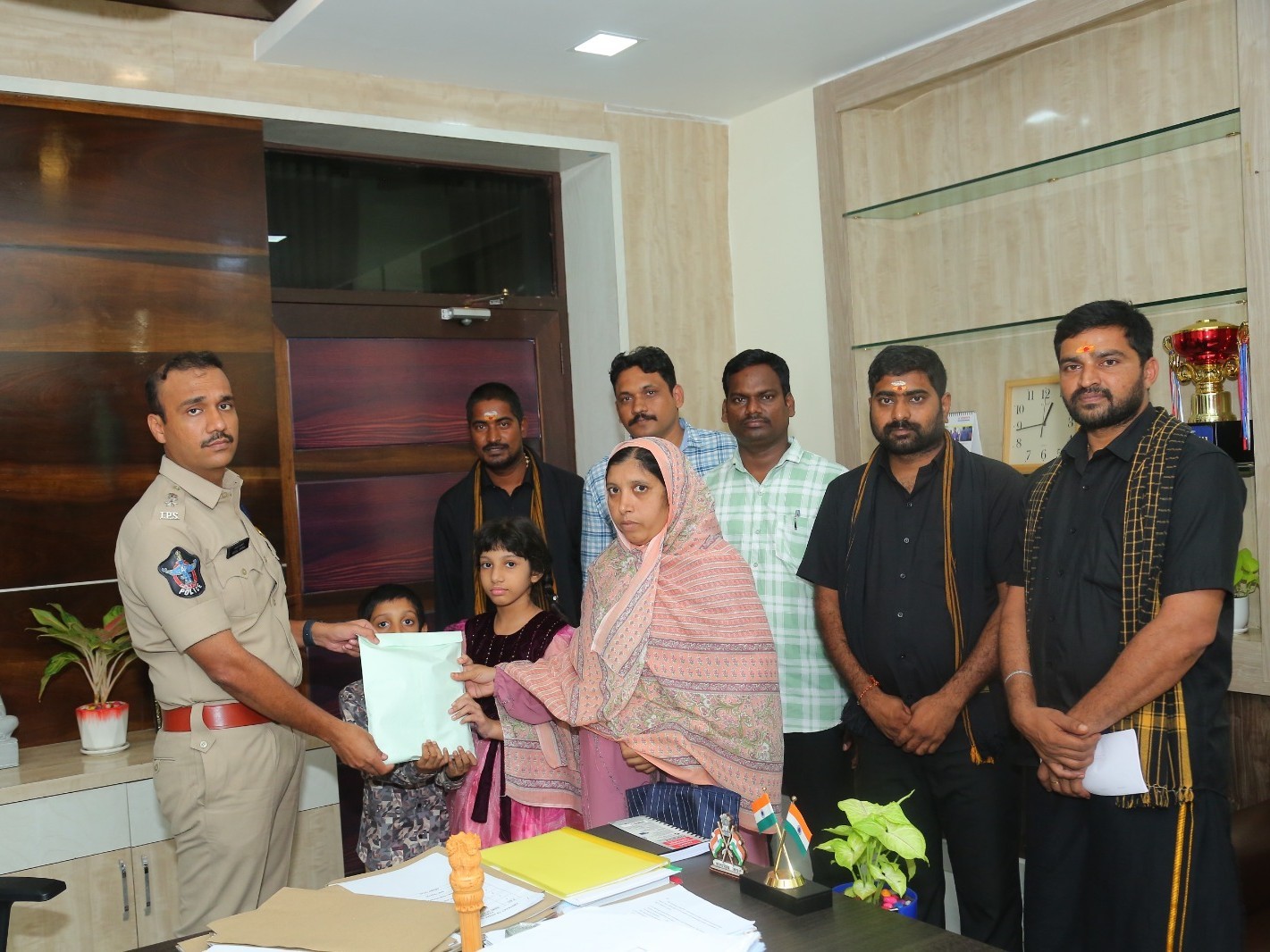 సహోద్యోగి కుటుంబానికి చేయూతగా ఆర్థిక సహాయం