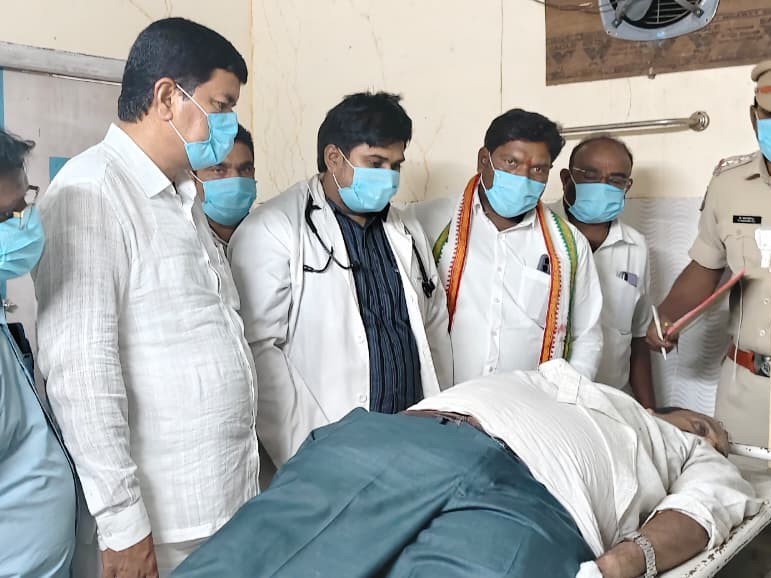 కృష్ణారెడ్డి పార్దివ దేహాన్ని సందర్శించిన ఎమ్మెల్యే