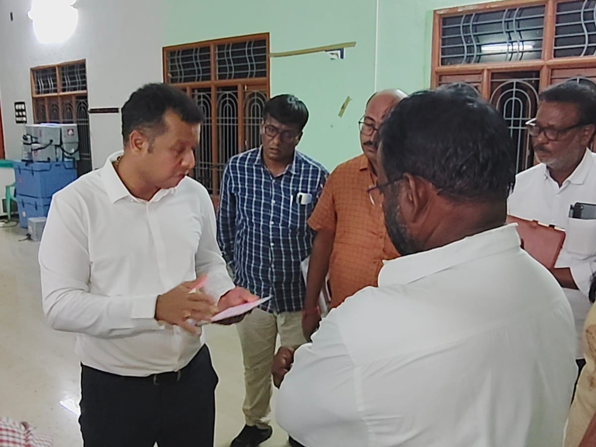 తుఫాన్ షెల్టర్‌ను తనిఖీ చేసిన జిల్లా కలెక్టర్