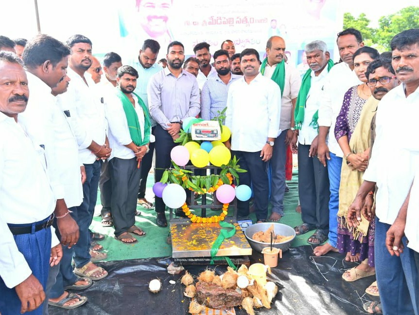 ధాన్యం కొనుగోలు కేంద్రాలను ప్రారంభించిన కలెక్టర్