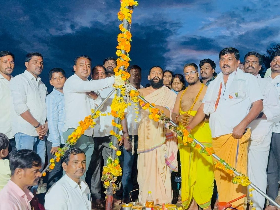 ఏడుపాయల సన్నిధానంలో ఆకాశదీపం దర్శనం