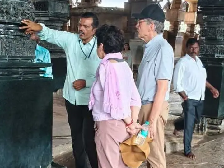 రామప్ప ఆలయాన్ని సందర్శించిన.. విదేశీయులు