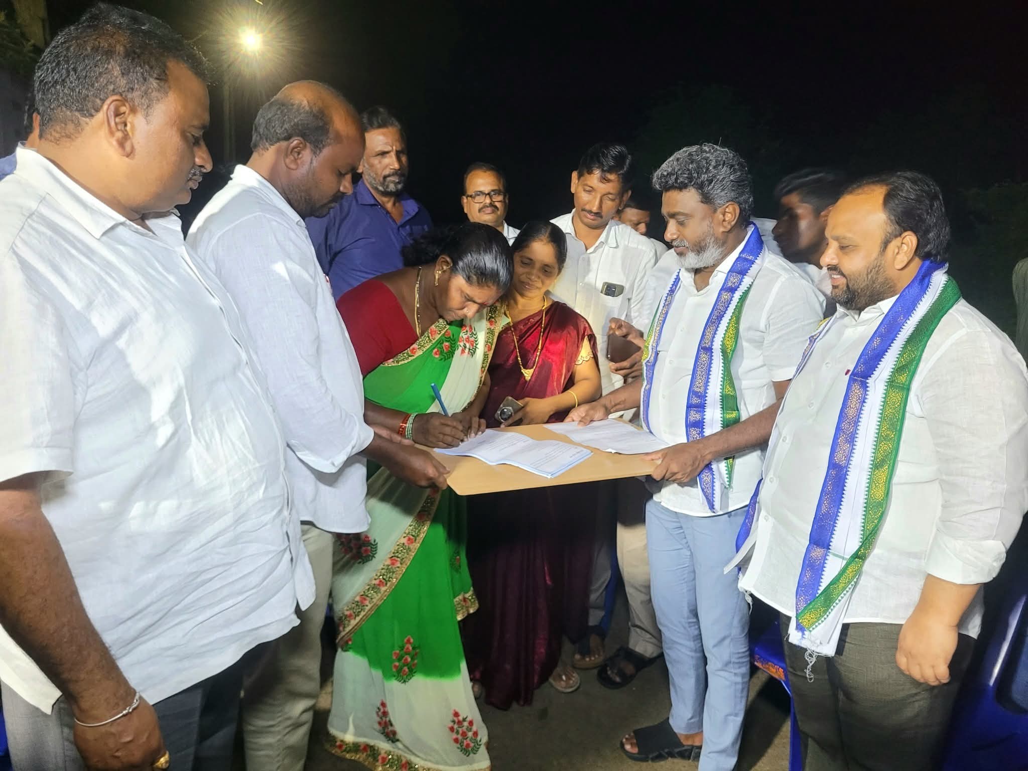 మెడికల్ కాలేజీల ప్రైవేటీకరణకు వ్యతిరేకంగా రచ్చబండ