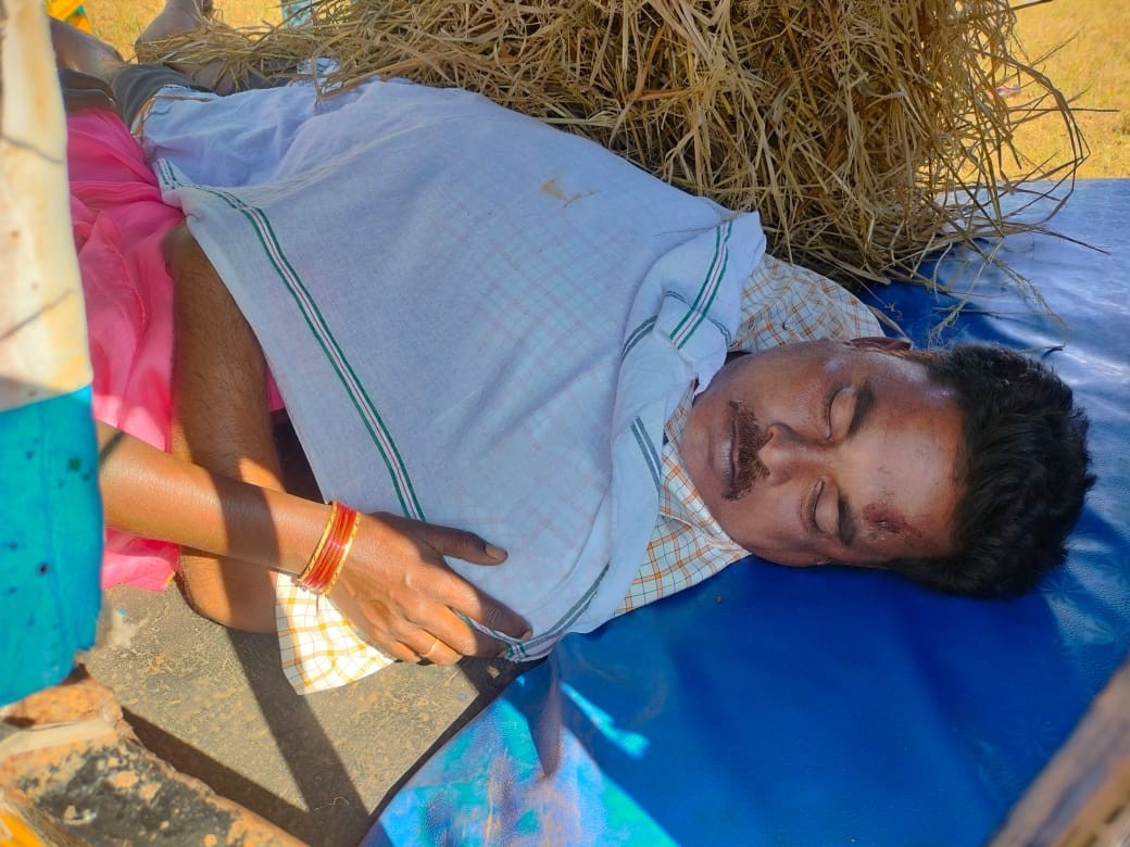 ధాన్యం కొనుగోలు కేంద్రంలో గుండెపోటు రైతు మృతి