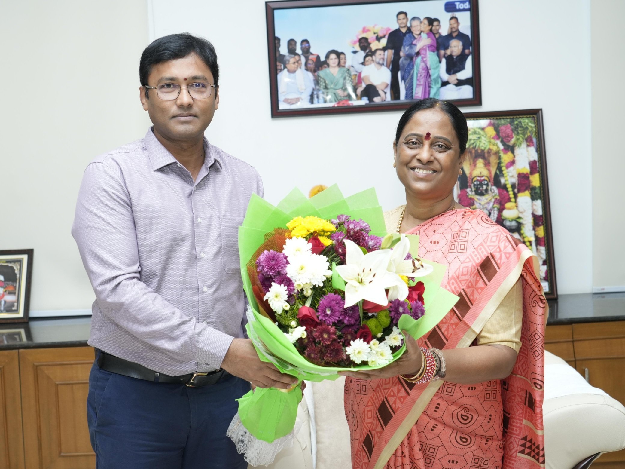 మంత్రి కొండా సురేఖను కలిసిన ఎండోమెంట్ డైరెక్టర్