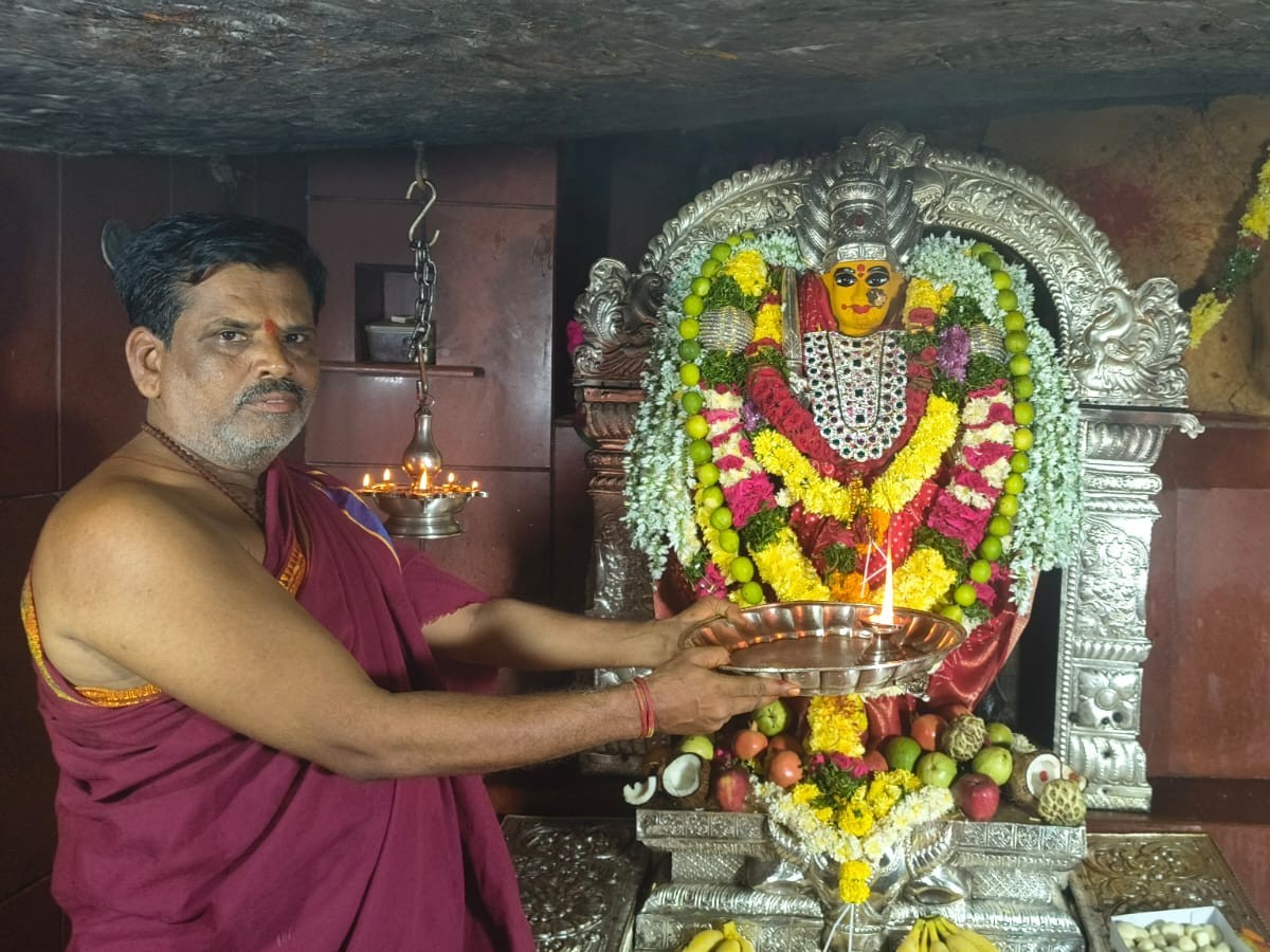 శ్రీ ఏడుపాయలలో అమ్మవారికి పూజలు