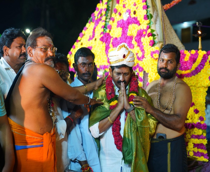 పడిపూజ కార్యక్రమం‌లో పాల్గొన్న బీజేపీ నాయకుడు