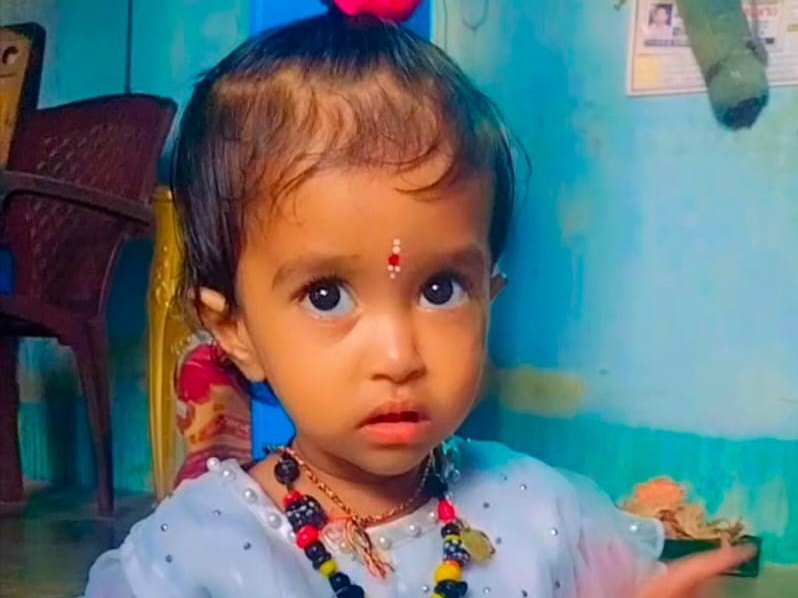 పాము కాటుతో చిన్నారి మృతి
