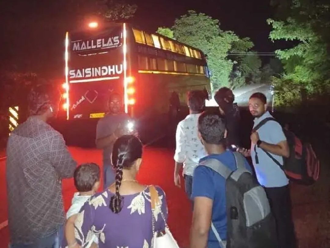 ప్రైవేట్ ట్రావెల్స్ బస్సు నుంచి పగలు