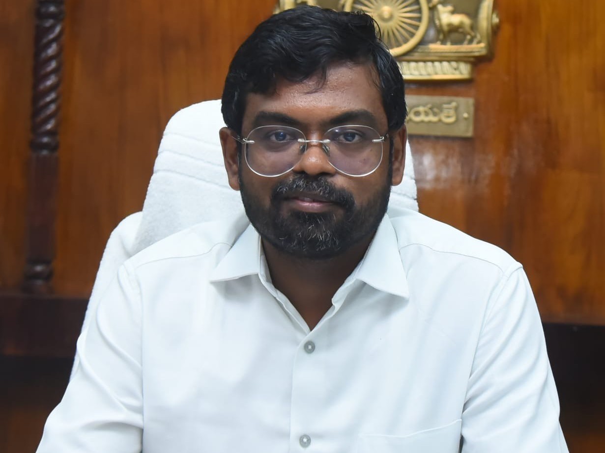 మత్స్యకారులు చేపల వేటకు వెళ్ళకూడదు: కలెక్టర్