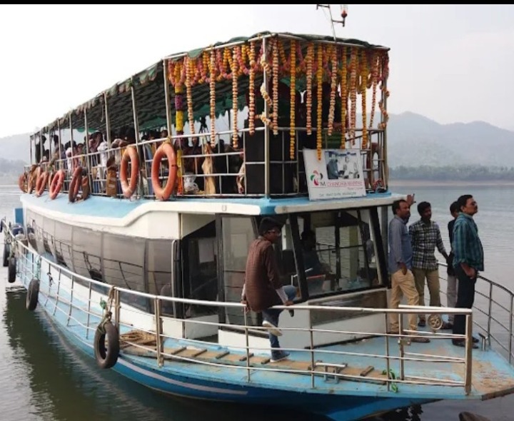 పాపికొండల విహారయాత్ర బోట్లు నిలిపివేత