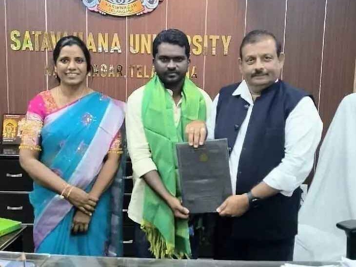 డాక్టరేట్ పట్టా అందుకున్న విద్యార్థి విద్య సాగర్