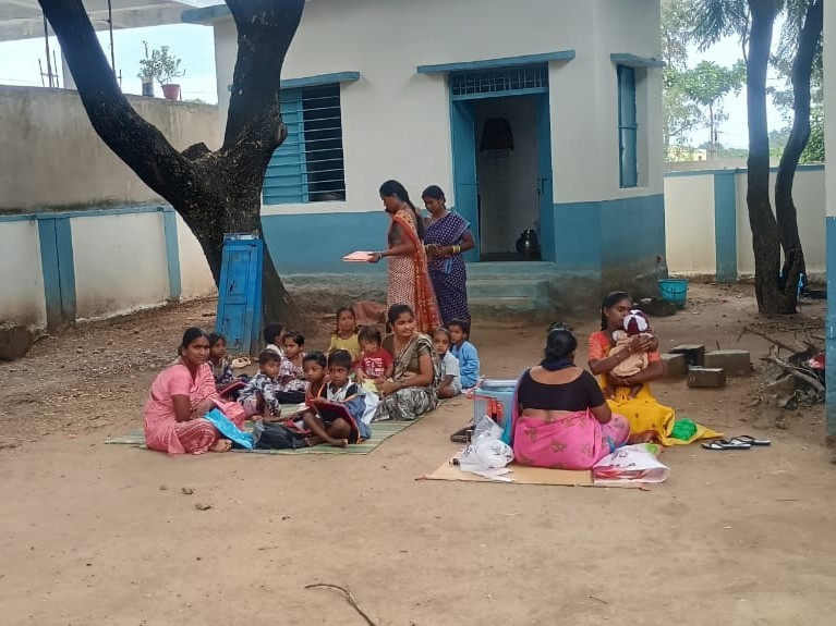 చెట్ల కిందే అంగన్వాడి చదువులు