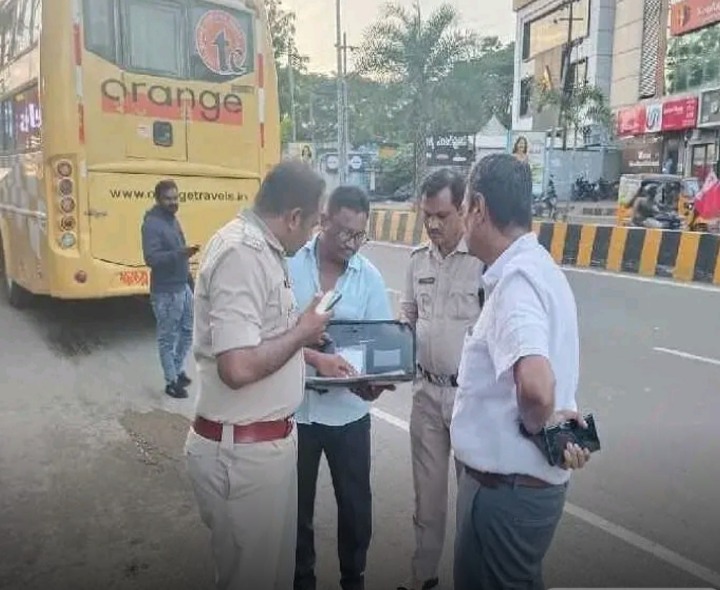 ప్రైవేట్ బస్సులను సీజ్ చేసిన అధికారులు