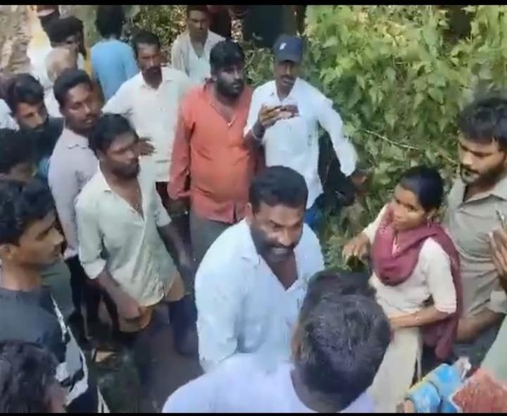 ఇసుక దందా చేస్తున్న వారిపై తిరగబడ్డ స్థానికులు