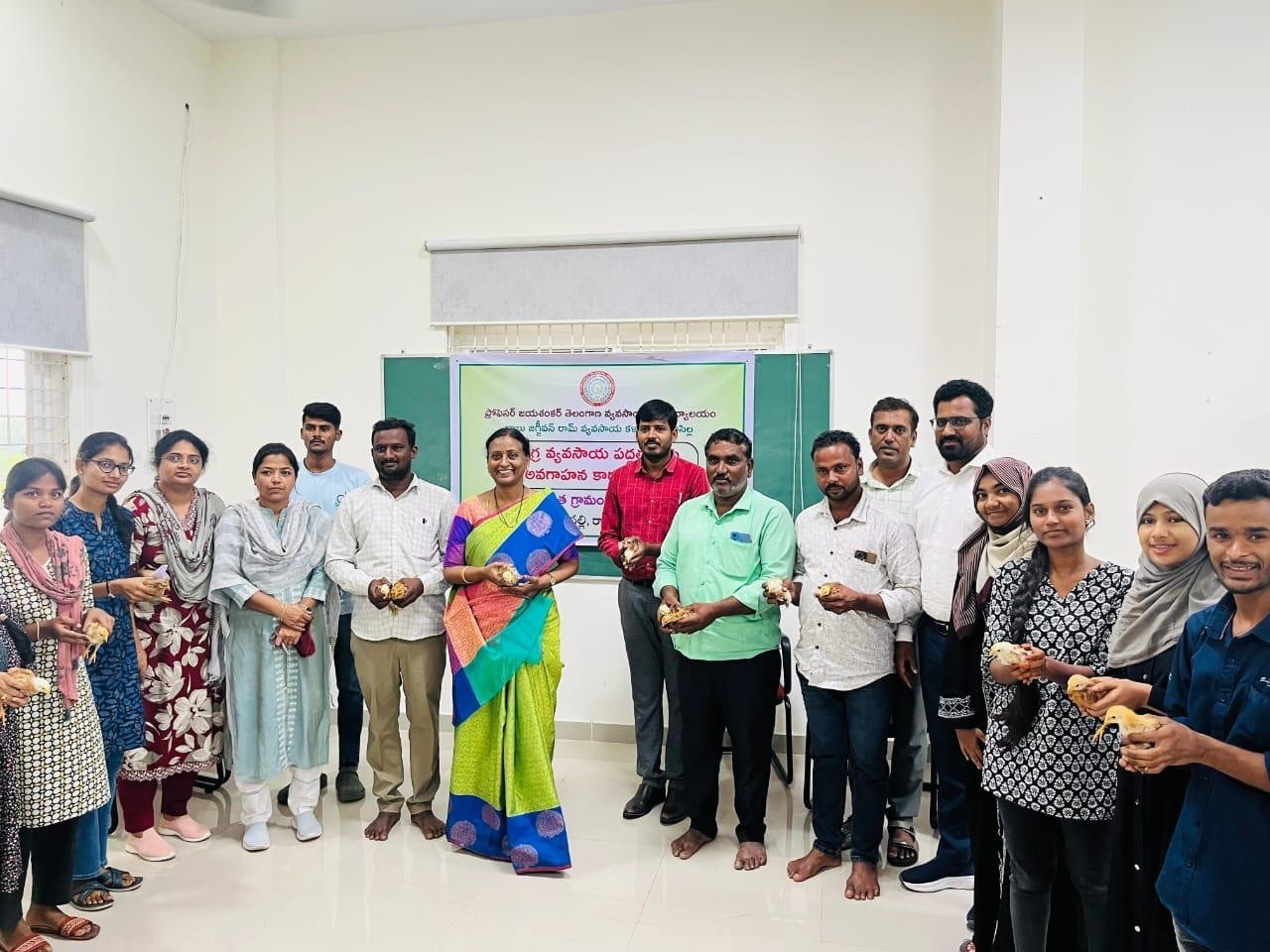 పెరటి కోళ్ల పెంపకంపై అవగాహన