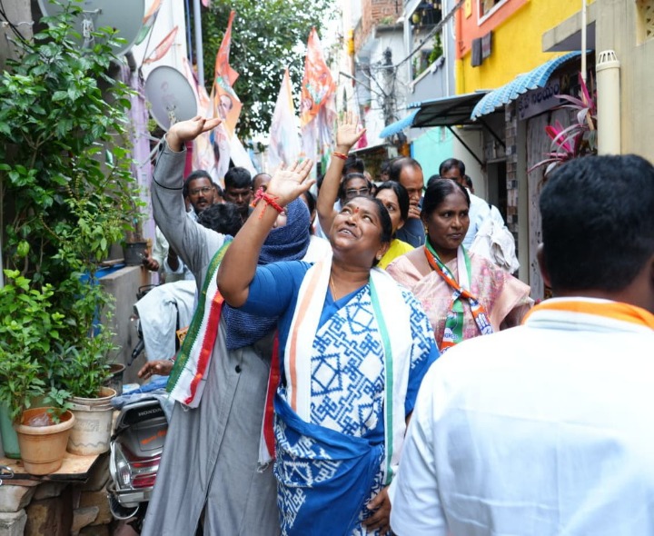 కాంగ్రెస్ అభ్యర్థికి మద్దతుగా మంత్రి సీతక్క ప్రచారం