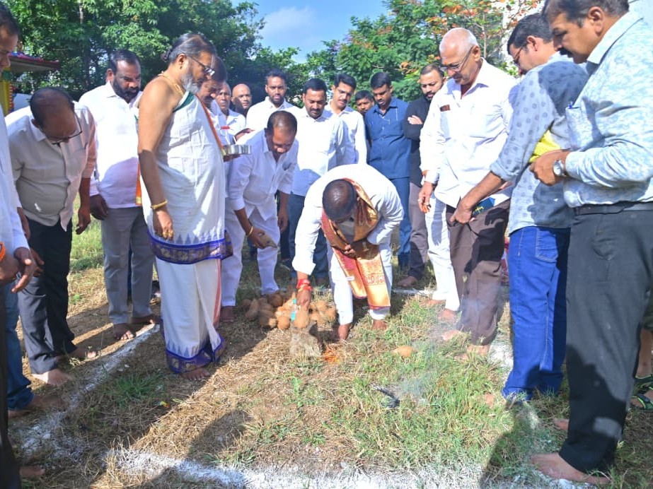ఆలయ నిర్మాణానికి భూమి పూజ