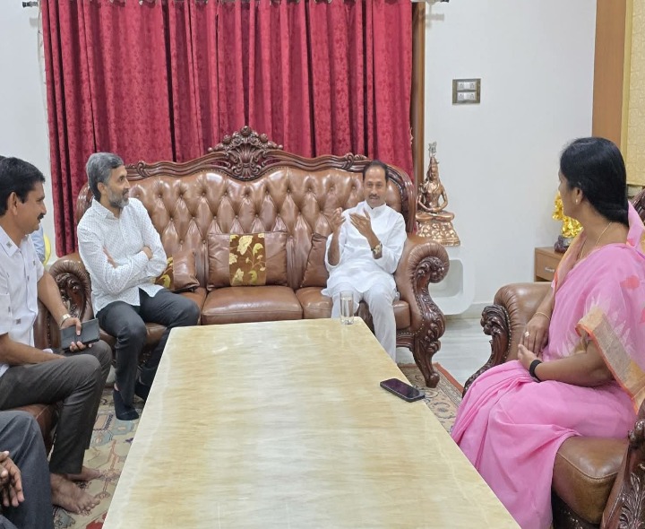 పరిటాల సునీతతో కదిరి ఎమ్మెల్యే భేటీ