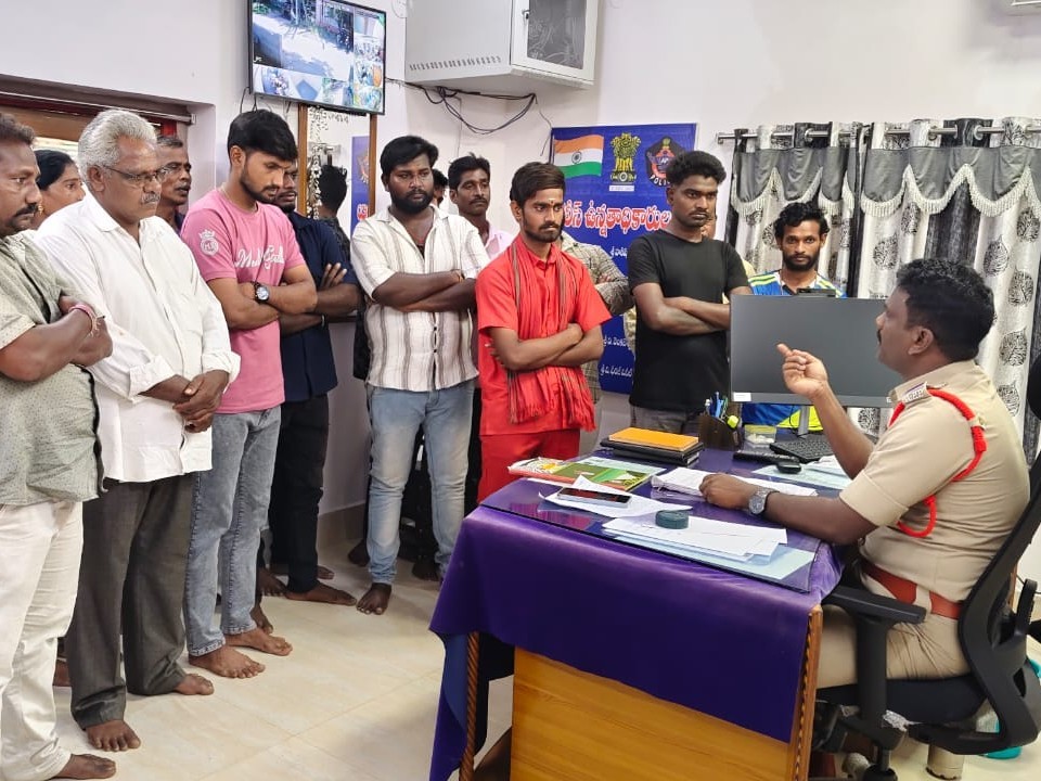 రౌడీ షీట్ షీటర్లకు కౌన్సిలింగ్ ఇచ్చిన ఎస్సై