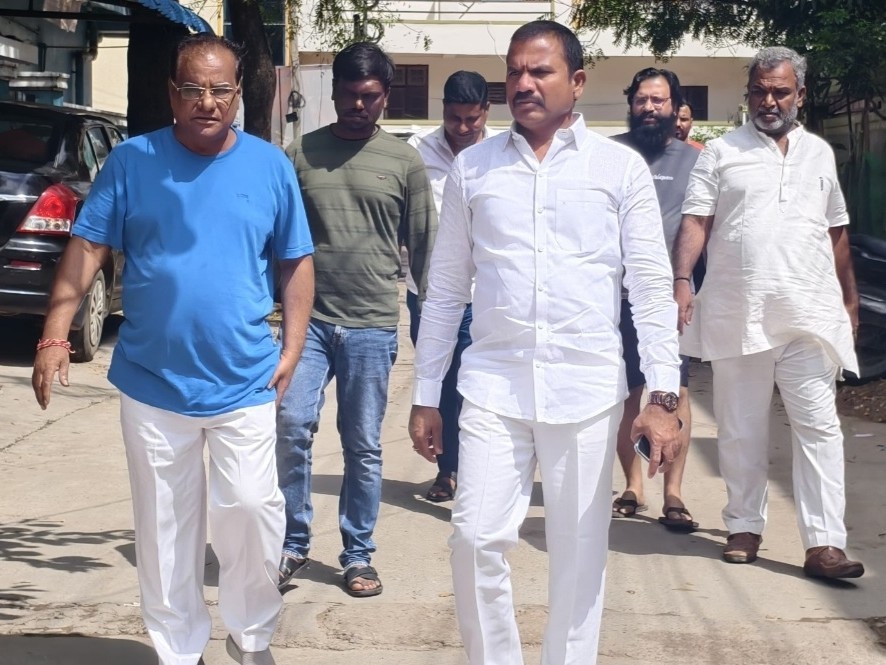 శాంతినగర్‌లో కలియతిరిగిన కార్పోరేటర్