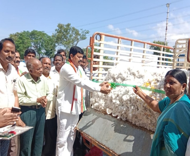 పత్తి కొనుగోళ్లలో ఏలాంటి అవకతవకలు జరగొద్దు: MLA