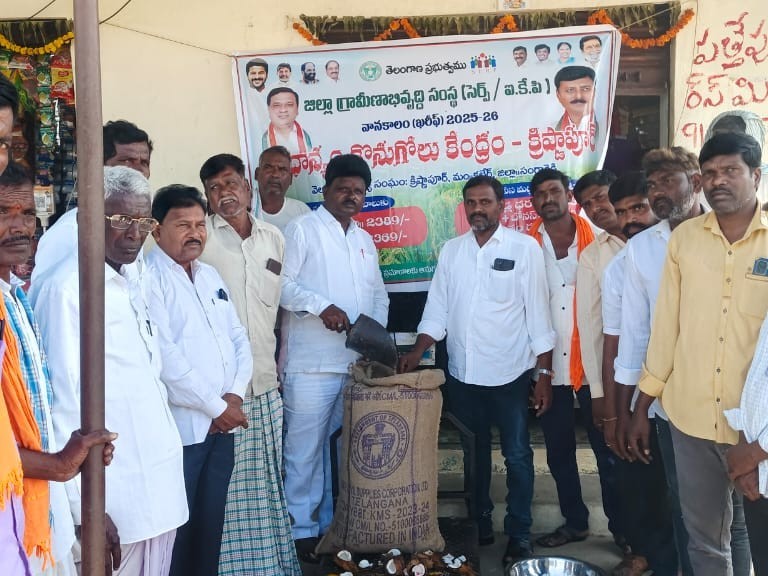 వడ్ల కొనుగోలు కేంద్రం ప్రారంభించిన మాజీ ZPTC