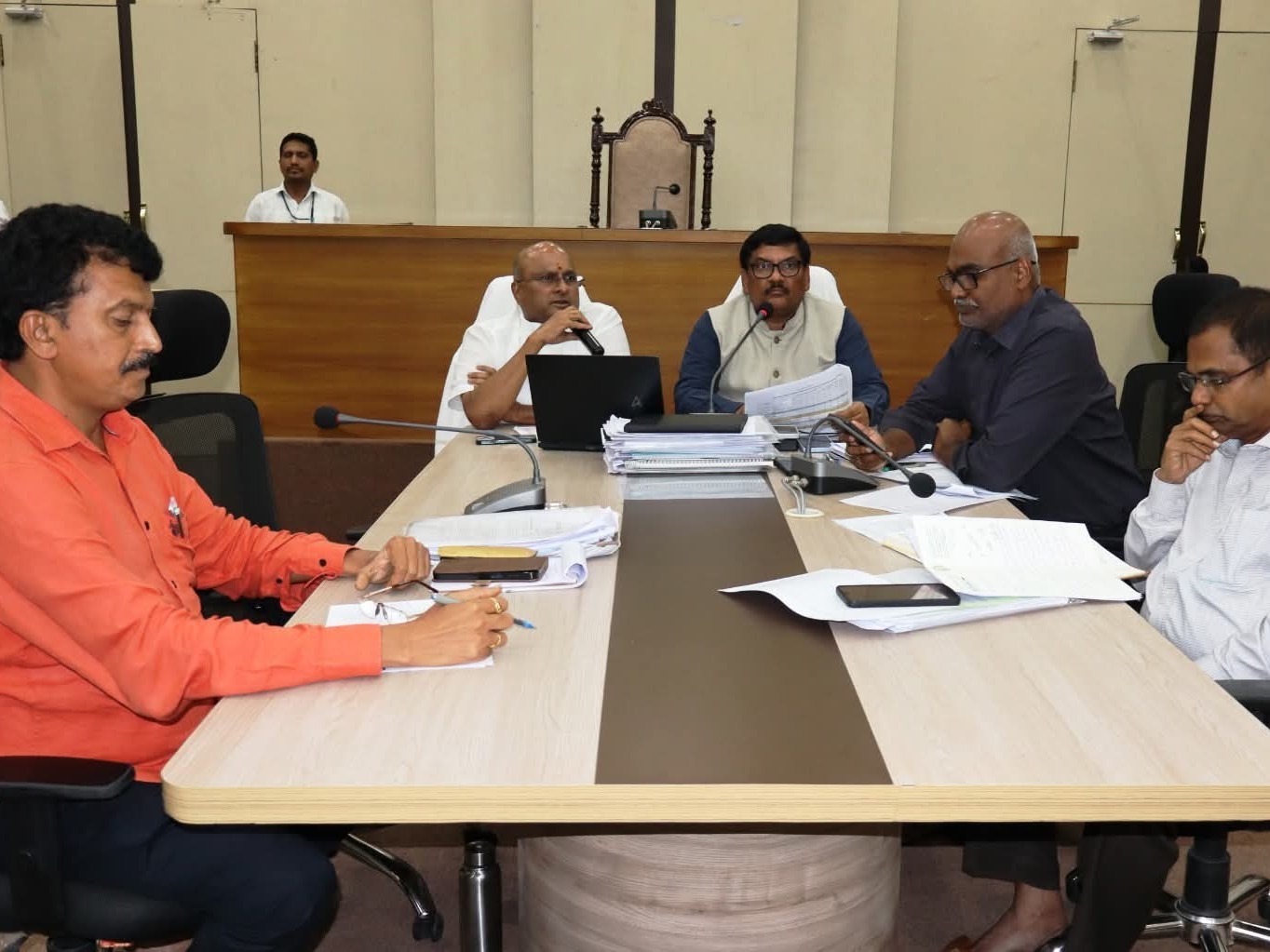 గుంటూరులో అత్యవసర సమీక్ష సమావేశం