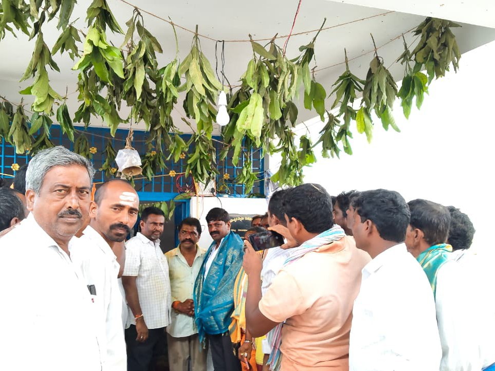 కంఠ మహేశ్వర స్వామిని దర్శించుకున్న ఎమ్మెల్యే వీరేశం