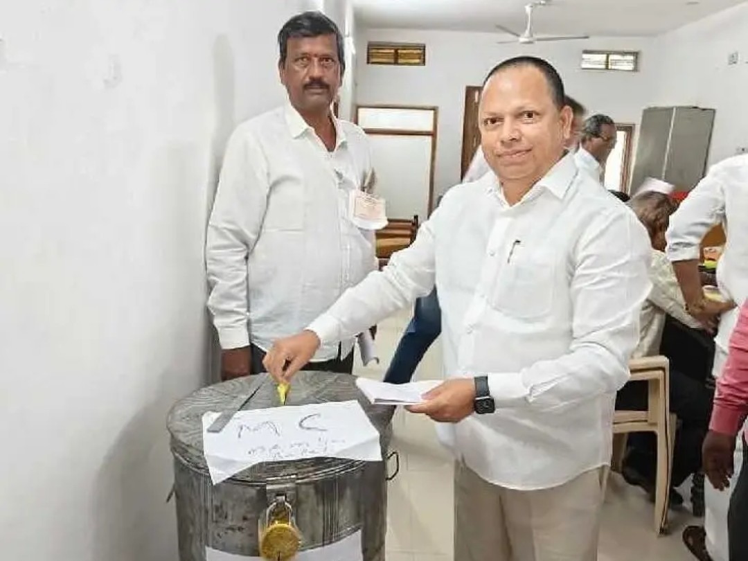 డిస్ట్రిక్ క్లబ్ ఎన్నికల్లో ఓటు వేసిన మాజీ ఎమ్మెల్యే