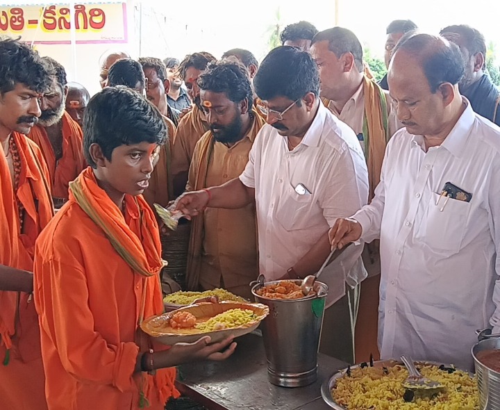 మాలదారులకు అన్నదానం ప్రారంభించిన ఎమ్మెల్యే