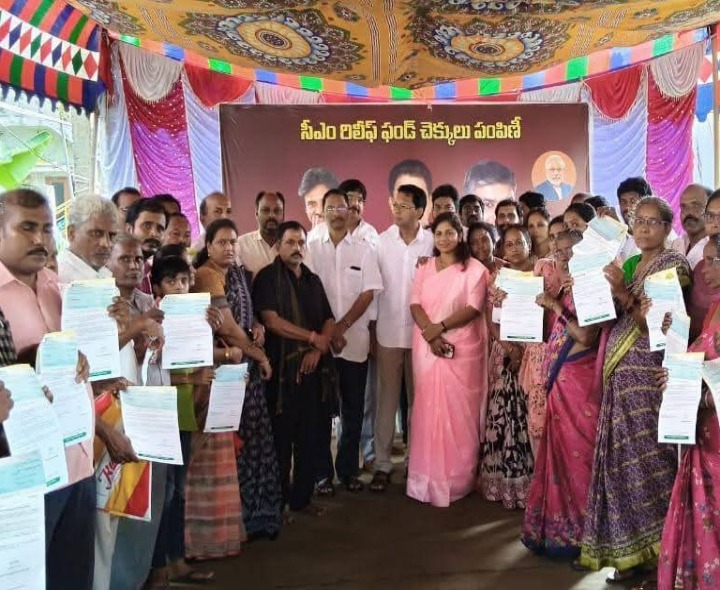 CMRF చెక్కులు పంపిణి చేసిన ఎమ్మెల్యే