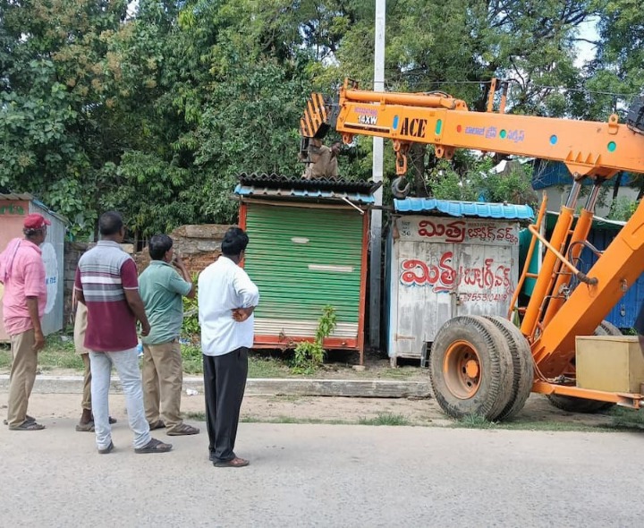 ‘మధిర మెయిన్ రోడ్డులో ఆక్రమణలు తొలగింపు’