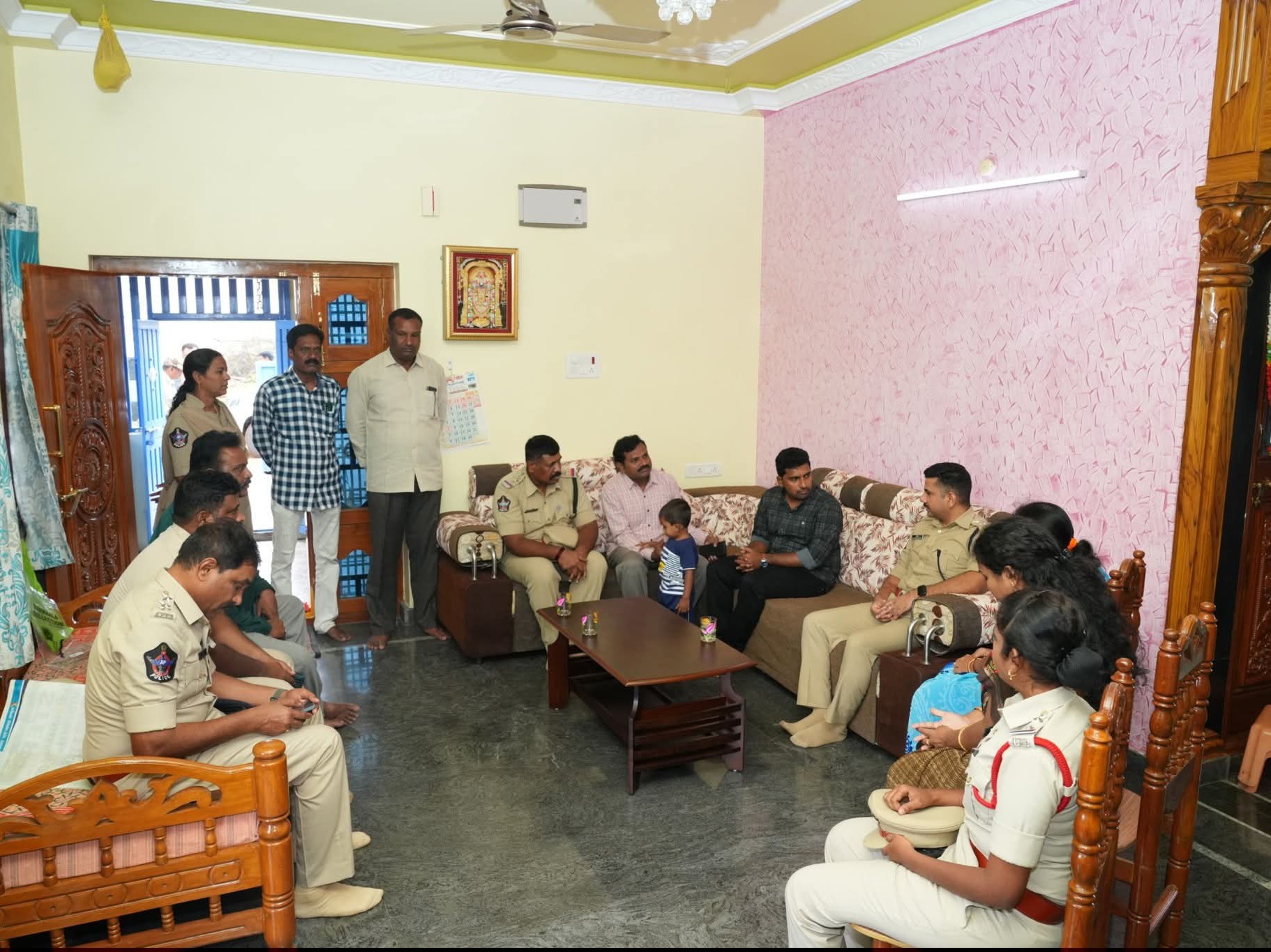 ప్రాణత్యాగం చేసిన పోలీసు కుటుంబాలకు పరామర్శ