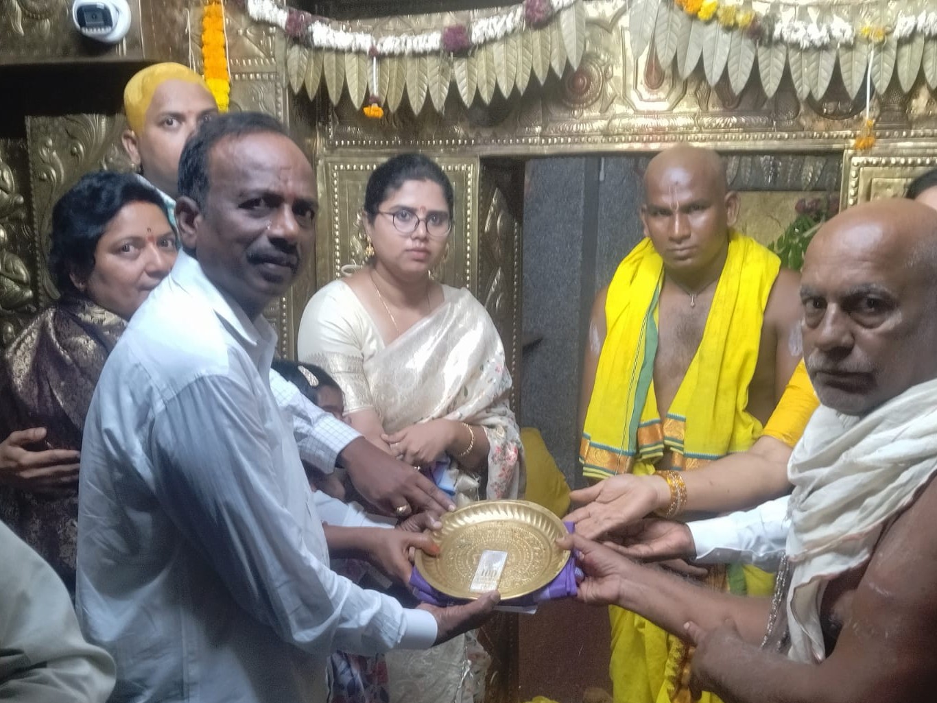 తిమ్మప్ప కి 100 గ్రాముల వెండి విరాళం