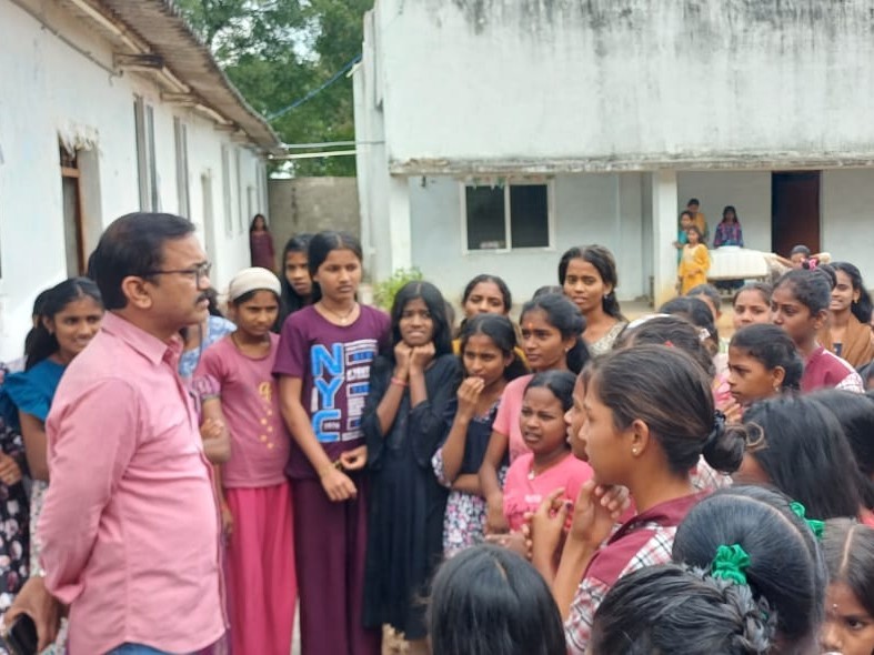 విద్యాలయాన్ని తనిఖీ చేసిన అదనపు కలెక్టర్