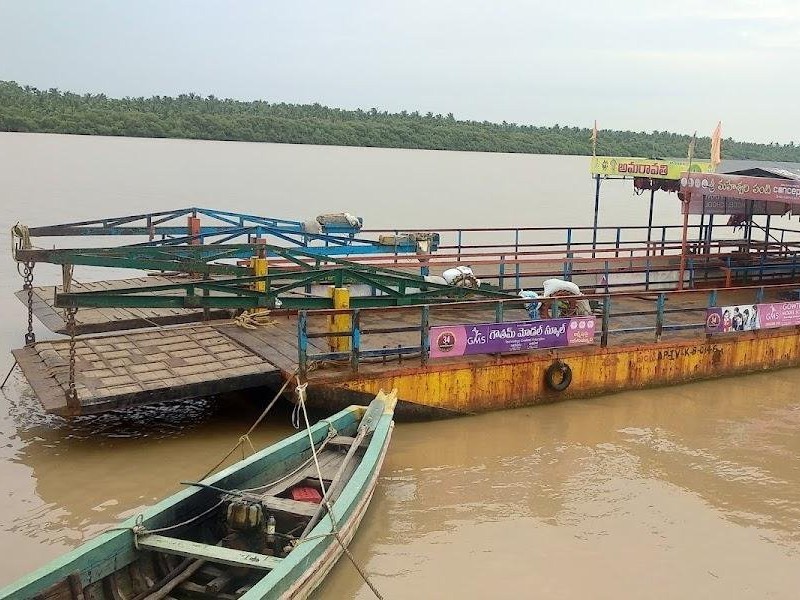 నరసాపురంలో నిలిచిన పంటి రాకపోకలు