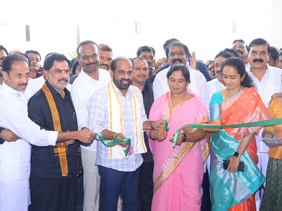 ఆసుపత్రి ప్రారంభోత్సవంలో జిల్లా నేతలు