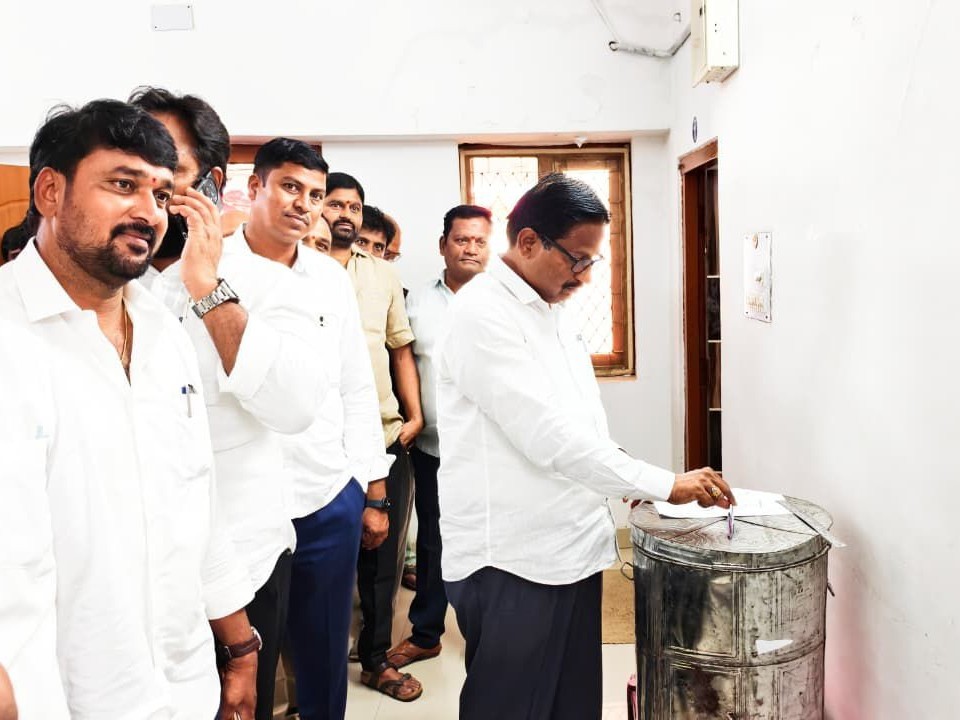 ఓటు హక్కు వినియోగించుకున్న ఎమ్మెల్యే