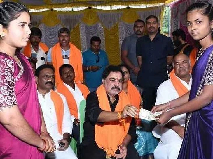 తండ్రిలేని విద్యార్థులకు ఎమ్మెల్యే ఆర్థిక సాయం