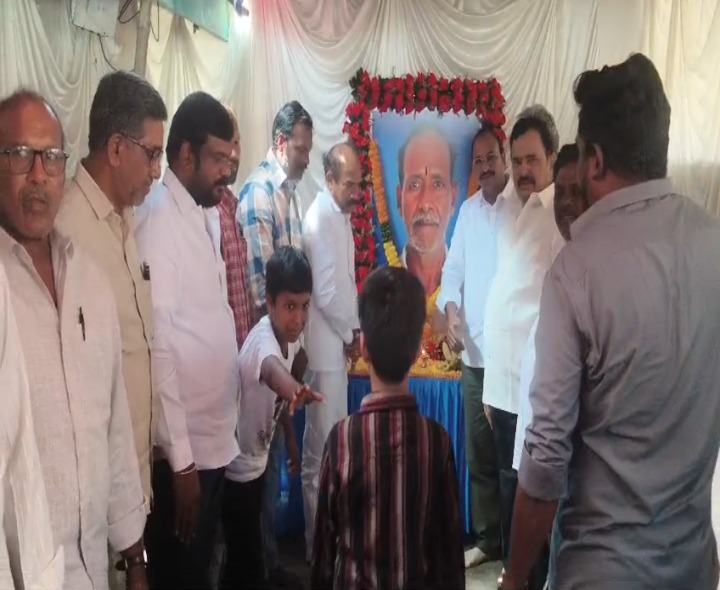 టీడీపీ నేత తండ్రి మృతి పట్ల ఎస్సీ కమిషన్ చైర్ పర్సన్ నివాళి