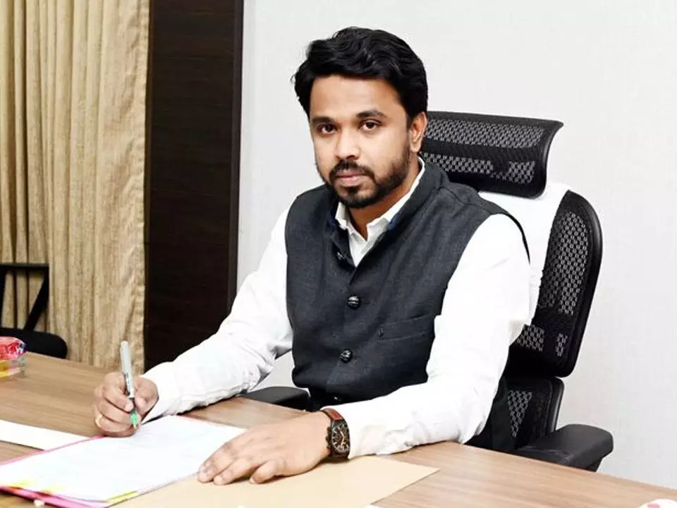 జిల్లాకి సీనియర్‌ అధికారి నియమికం