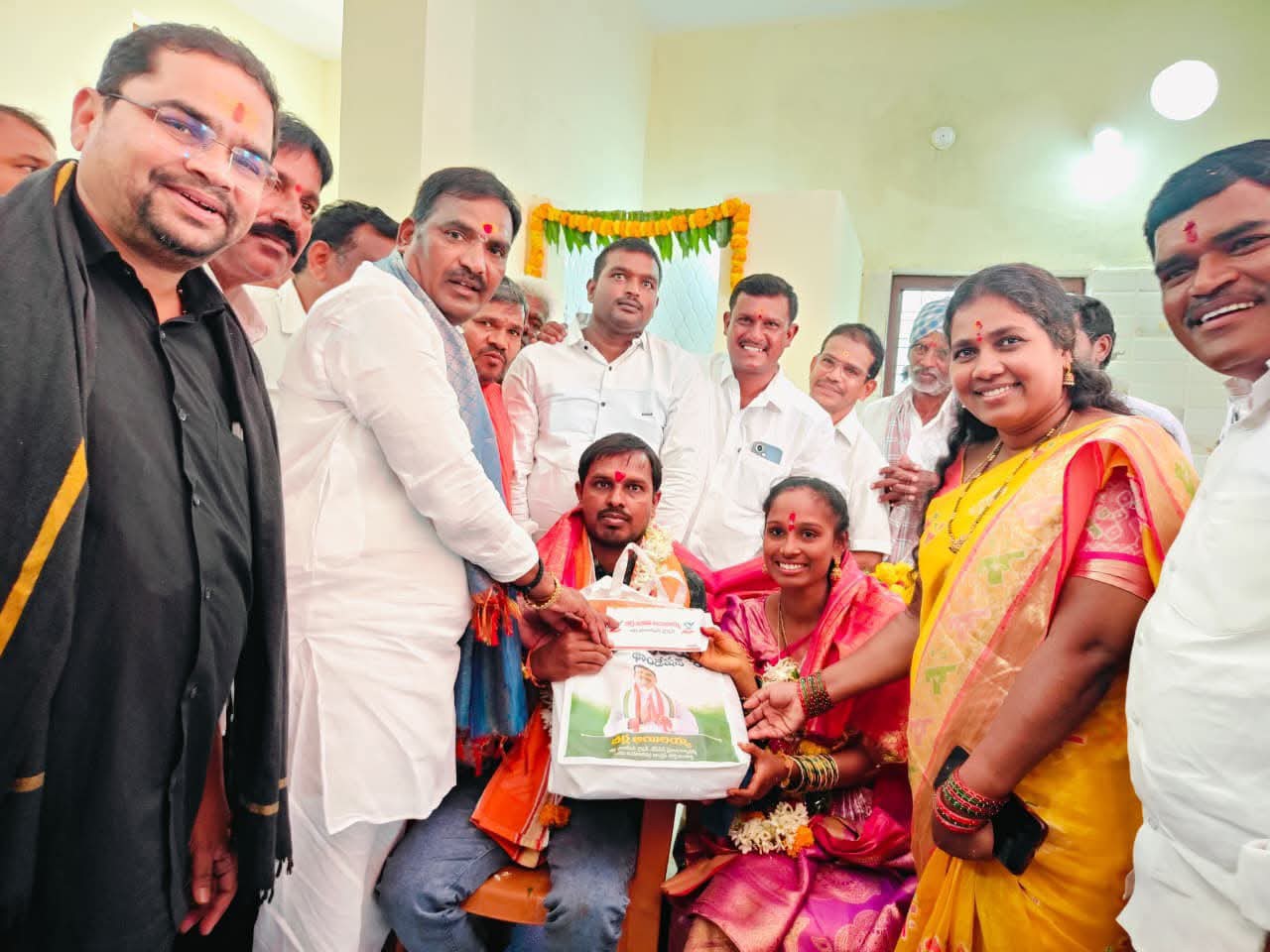 నూతన గృహప్రవేశ కార్యక్రమంలో పాల్గొన్న ఎమ్మెల్యే