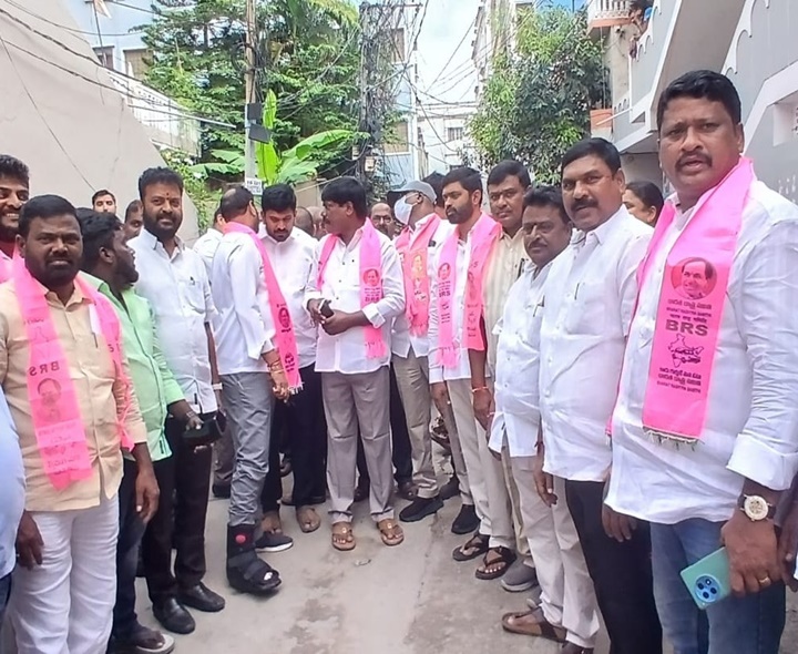 బీఆర్‌ఎస్ గెలుపు కోసం ప్రచారం నిర్వహించిన మాజీ ఎమ్మెల్యే