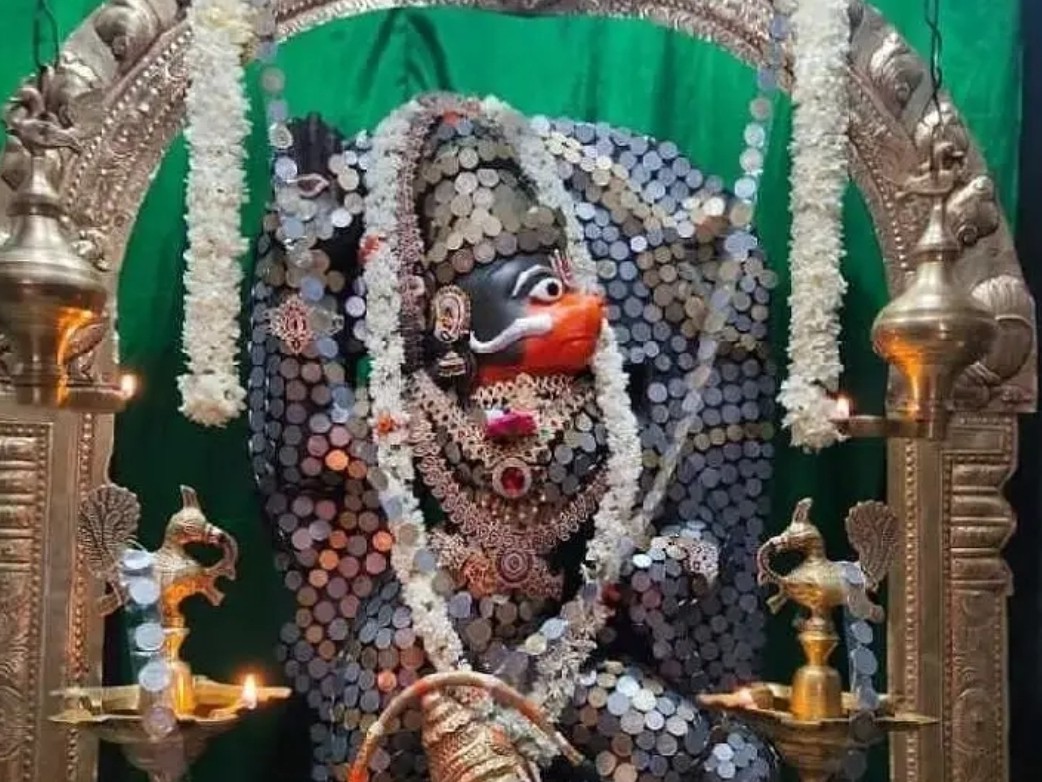 లక్ష్మీ పుత్రుడు అలంకరణలో ఆంజనేయ స్వామి దర్శనం