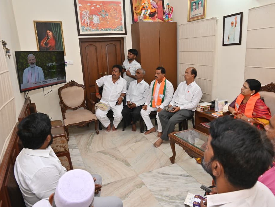 గద్వాల బీజేపీ కార్యాలయంలో ‘మన్ కీ బాత్’ వీక్షించిన ఎంపీ