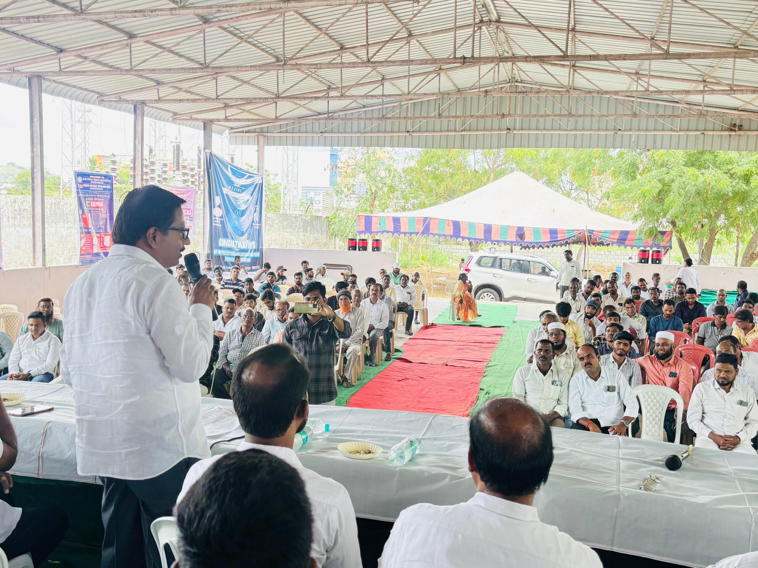 ‘దుకాణాల యజమానులకు అండగా ఉంటాం’