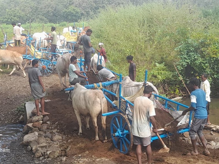 ‘గ్రామస్థులంతా కలిసి తాత్కాలిక వంతెన ఏర్పాటు’